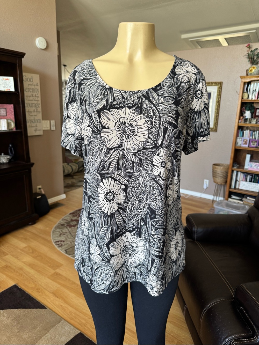 Croft & Barrow black & white floral scoop neck blouse-size L